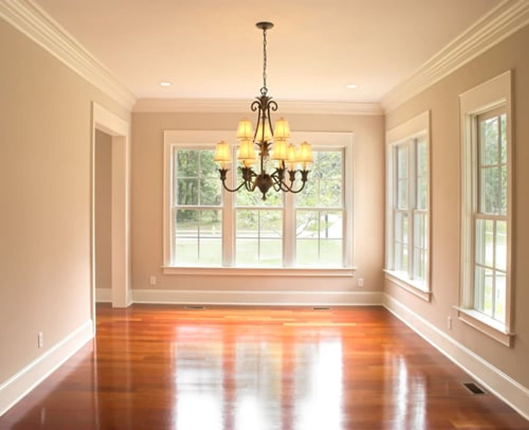 Warm, immaculately clean dining room in a Northeast Florida home